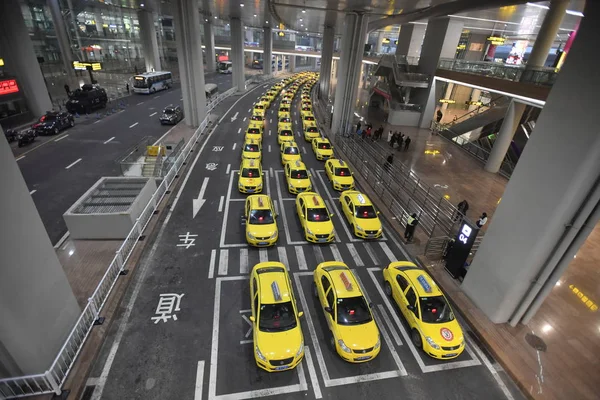 Los Taxis Están Alineados Terminal Del Aeropuerto Internacional Chongqing Jiangbei — Foto de Stock