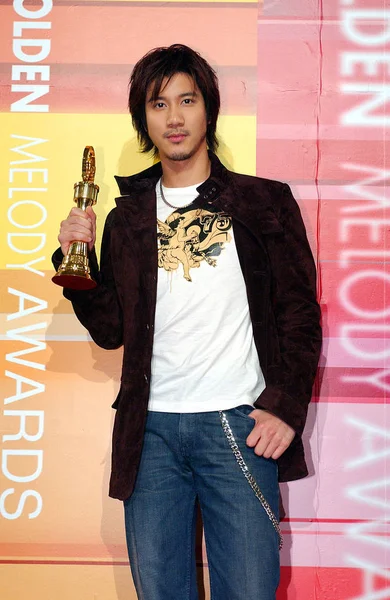 台湾アウト ゴールデン メロディー賞台北 2004 日の間に彼のトロフィーと共にポーズをとる中国系アメリカ人歌手のワン リーホン — ストック写真