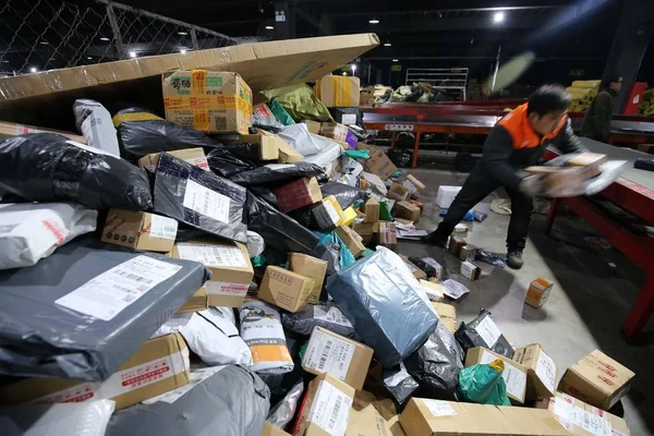 Los Trabajadores Chinos Clasifican Paquetes Mayoría Los Cuales Son Compras — Foto de Stock