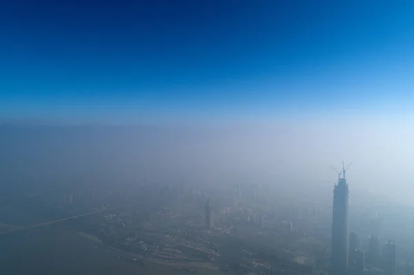 Uma Vista Aérea Arranha Céus Envoltos Por Nevoeiro Pesado Cidade — Fotografia de Stock