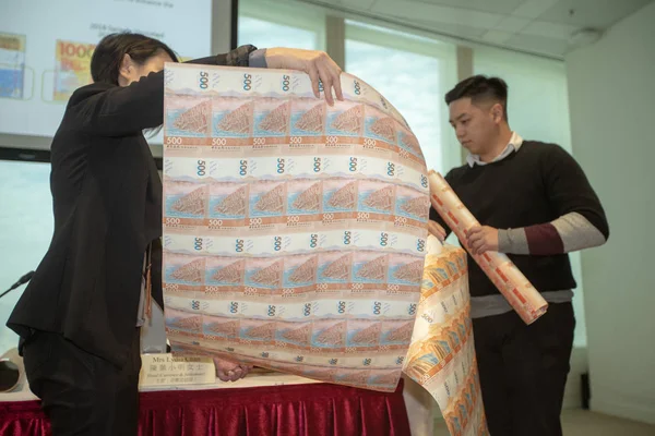 金融の中心として都市を展示するデザインを持つ新しい 1000 紙幣が 香港の香港通貨局 Hkma での記者会見の間に表示されます 2018 月11日 — ストック写真