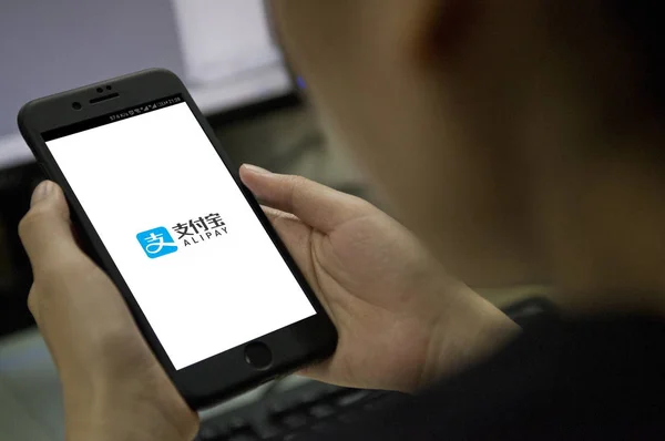 Клиент Использует Мобильное Приложение Платежного Сервиса Alipay Мобильного Платежного Сервиса — стоковое фото