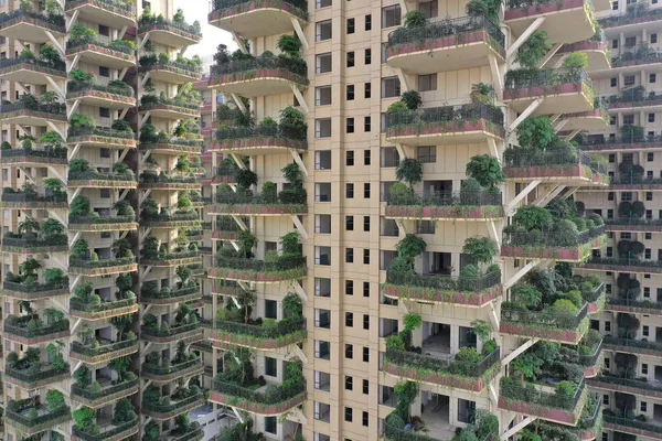 Μπαλκόνια Των Πρόσφατα Κατασκευασμένων Κτιρίων Κατοικιών Είναι Διακοσμημένα Πράσινα Φυτά — Φωτογραφία Αρχείου