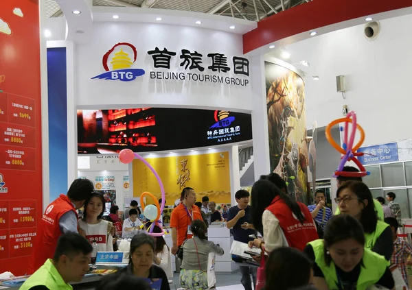 Pessoas Visitam Stand Grupo Turismo Pequim Durante Uma Exposição Pequim — Fotografia de Stock