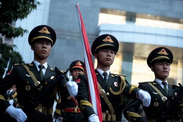 Marsz Straży Honoru Chińskiej Ludowej Armii Wyzwolenia Pla Podczas Podnoszenia — Zdjęcie stockowe