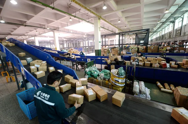 Trabajadores Chinos Clasifican Paquetes Mayoría Los Cuales Son Compras Línea — Foto de Stock
