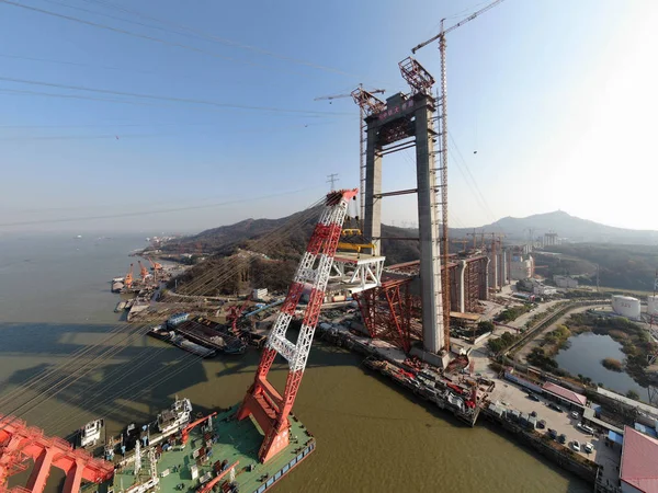 Wufengshan 長江川橋 中国の最初の鉄道道路吊り橋が 2018 日中国東部の江蘇省鎮江市に建設中の — ストック写真