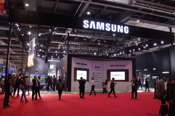 Pessoas Visitam Estande Samsung Durante Primeira Exposição Internacional Importação China — Fotografia de Stock