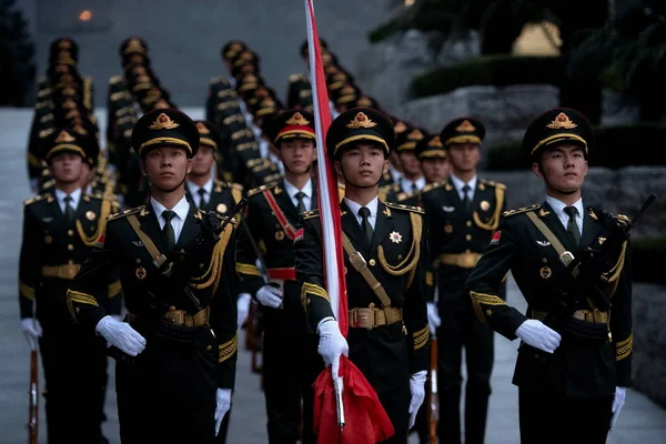 Die Ehrengarde Der Chinesischen Volksbefreiungsarmee Pla Marschiert Während Einer Fahnenweihe — Stockfoto