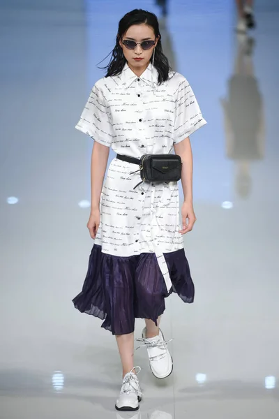 モデルは 2018 中国の北京で中国ロンドンファッションウィークの春 2019年中ジョセ ショウのファッションショーで新しい創造を表示します — ストック写真