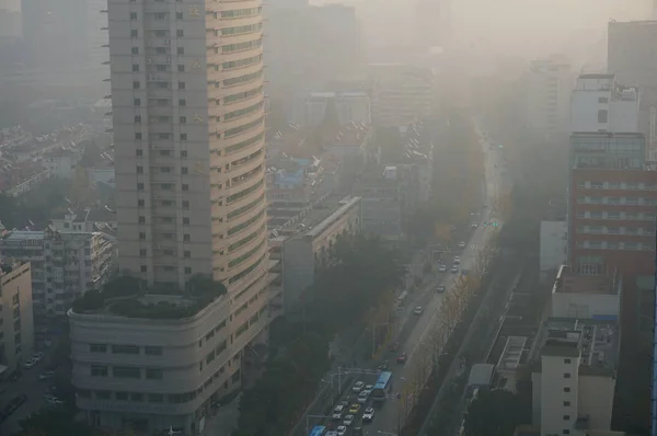 高上昇の建物や高層ビル 2018 日中国東部の江蘇省南京市で重いスモッグで漠然と見られています — ストック写真