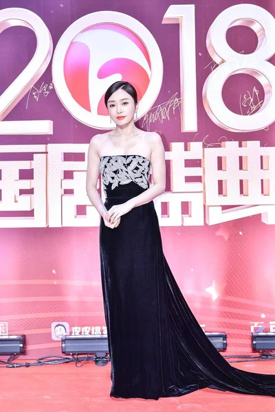 中国の女優秦 Lan ポーズ彼女は 2018 2018 国内テレビ シリーズ 北京で授賞式のレッド カーペットに到着すると — ストック写真