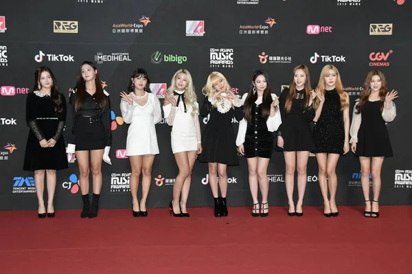 Membri Del Gruppo Femminile Sudcoreano Momoland Posano Mentre Arrivano Sul — Foto Stock