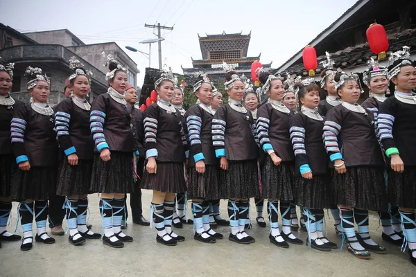 Kineser Dong Etniska Gruppen Klädd Traditionella Silver Inredda Kläder Och — Stockfoto