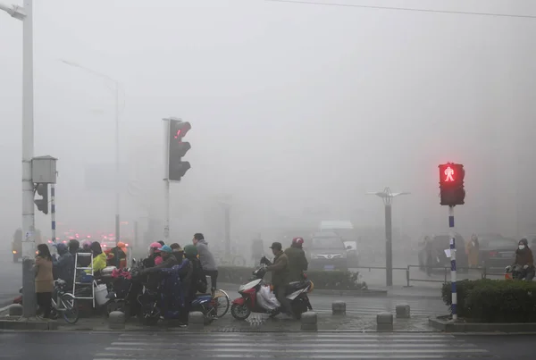 Ciclisti Viaggiano Una Strada Nella Nebbia Pesante Nella Città Nanchino — Foto Stock