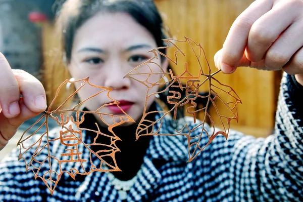 Kinesisk Ung Kvinne Lei Ting Viser Kunstverk Utskåret Fra Blader – stockfoto