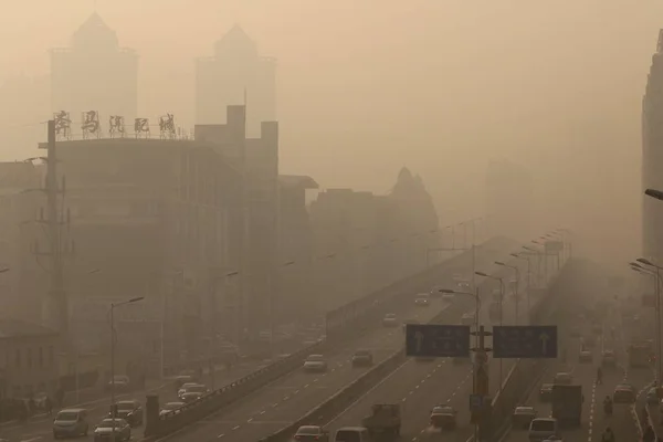 Coches Conducen Por Una Carretera Con Niebla Pesada Ciudad Harbin —  Fotos de Stock