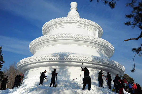 Čínští Pracující Vyřezávat Obří Sněhové Vyrobené Repliky Síň Modliteb Dobrou — Stock fotografie