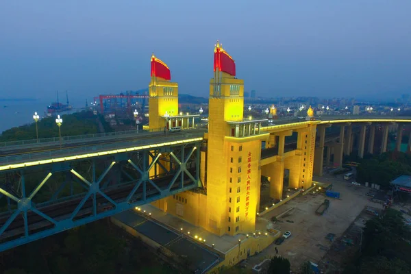 2018年12月13日 中国东部江苏省南京市南京长江大桥的照明景观 — 图库照片
