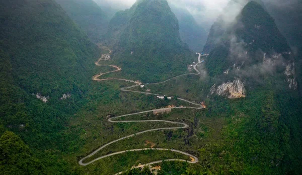 Luchtfoto Van Een Bochtige Bergweg Rond Bergen Yao Autonome County — Stockfoto