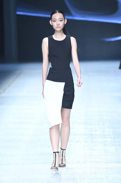 モデルは 2018 中国の北京で中国ロンドンファッションウィークの春 2019年中オリエンタル モダンなセンター ジャン Nylah ジャン ヤンのファッションショーで新しい創造を表示します — ストック写真