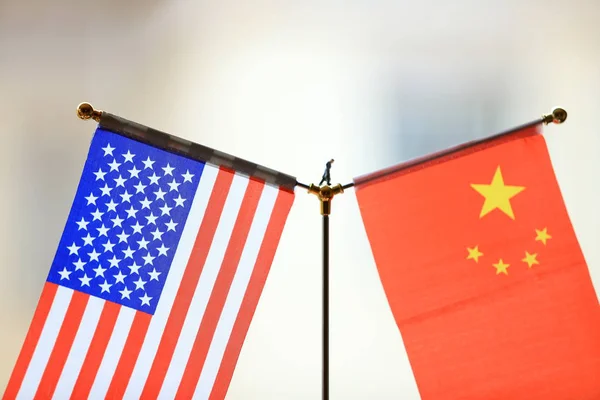 2018年9月9日 在中国上海举行的博览会上 可以看到中国和美国的国旗 — 图库照片