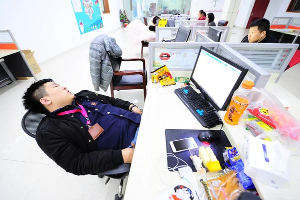 中国の従業員は 倉市の コマース会社のオフィスで深夜に残業するために昼寝をします 東シナの江蘇省 月2016 — ストック写真