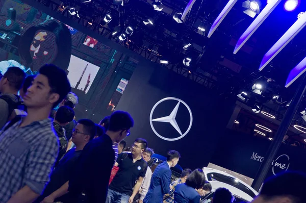 Människor Besöker Montern Mercedes Benz Kina Guangzhou International Automobile Utställning — Stockfoto