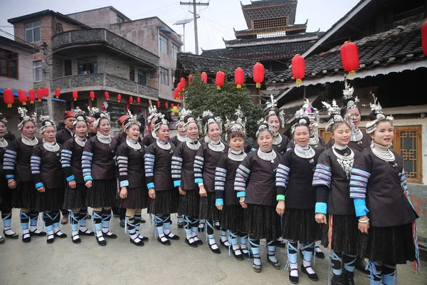 Китайцы Этнической Группы Дун Одетые Традиционные Украшенные Серебром Одежды Головные — стоковое фото