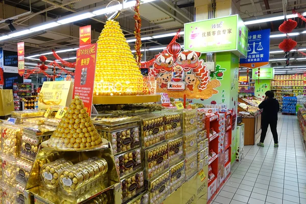 Tekintettel Ferrero Rocher Csokoládék Kijelzőn Eladó Egy Szupermarket Shanghai Kína — Stock Fotó