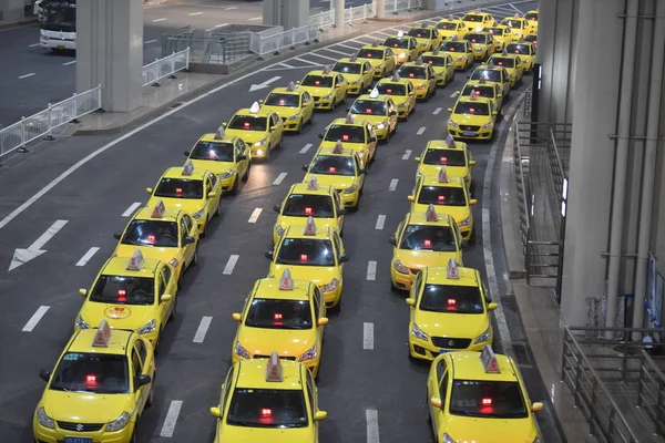 Los Taxis Están Alineados Terminal Del Aeropuerto Internacional Chongqing Jiangbei — Foto de Stock