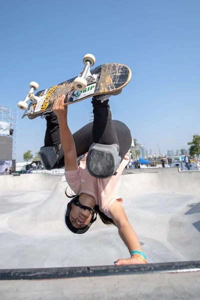 Odtwarzacz Konkuruje Meczu Finałowym Kobiet Podczas 2018 Skate Park Skateboarding — Zdjęcie stockowe