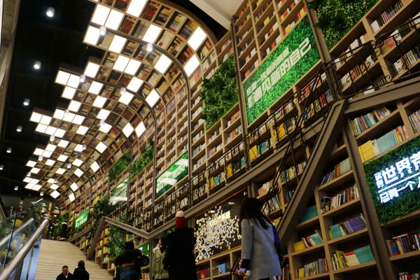 Los Libros Exhiben Los Estantes Para Formar Una Pared Libros —  Fotos de Stock