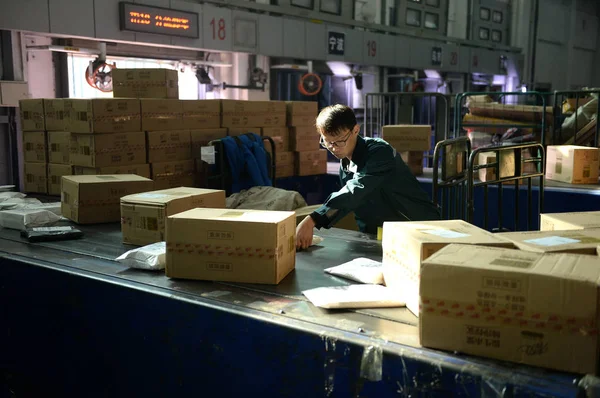 Chinese Worker Sorts Out Parcels Most Which Singles Day Online — Stock Photo, Image