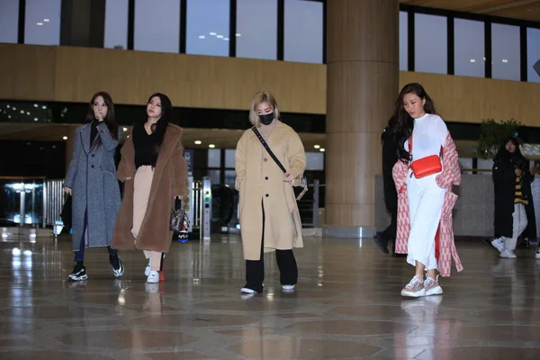 Члени Групи Південнокорейських Дівчина Mamamoo Приходимо Аеропорту Gimpo Міжнародного Аеропорту — стокове фото