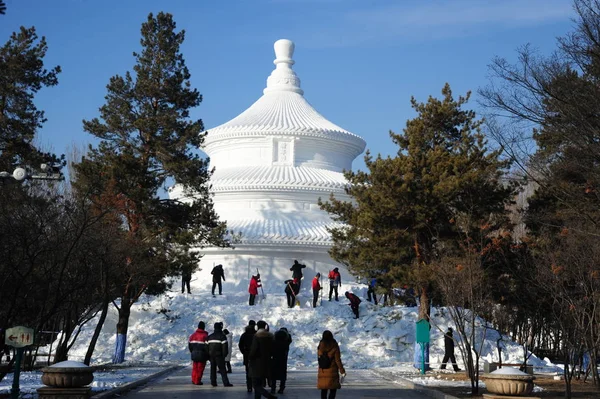 Chinese Arbeiders Beeldhouwen Een Gigantische Sneeuw Klare Replica Van Hall — Stockfoto