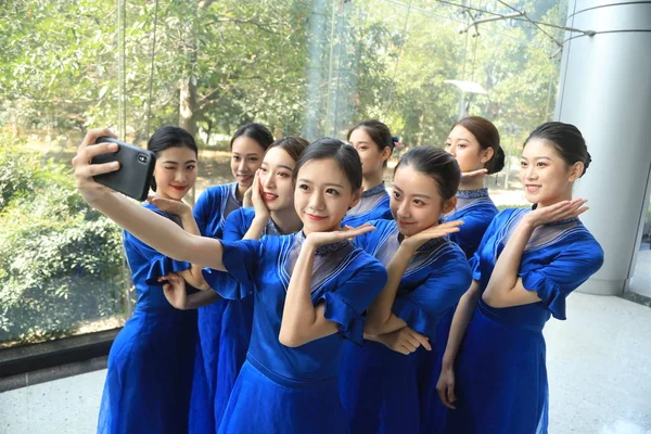 Los Voluntarios Chinos Que Usan Cheongsam Qipao Posan Para Selfies — Foto de Stock