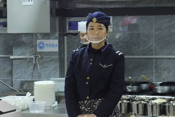 Trabalhador Chinês Vestindo Uniforme Comissário Bordo Serve Estudantes Uma Cantina — Fotografia de Stock