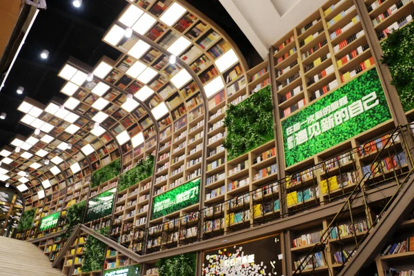 Los Libros Exhiben Los Estantes Para Formar Una Pared Libros —  Fotos de Stock