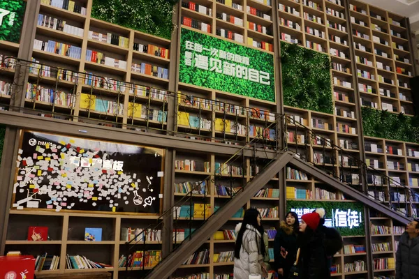 Los Libros Exhiben Los Estantes Para Formar Una Pared Libros —  Fotos de Stock