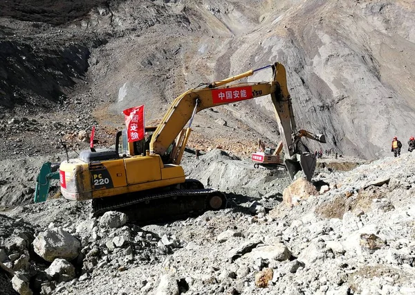 2018年11月10日 在中国西南西藏自治区昌都市宗田县博洛镇发生的山体滑坡现场 可以看到救援人员 — 图库照片