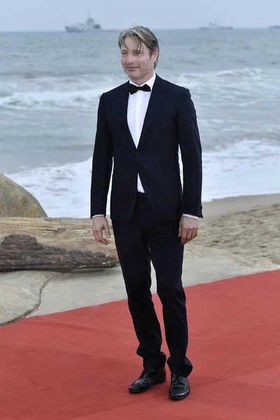 2018年12月16日 丹麦演员玛兹 米克尔森在中国南方海南省三亚市举行的首届海南国际电影节闭幕式上走上红地毯 — 图库照片