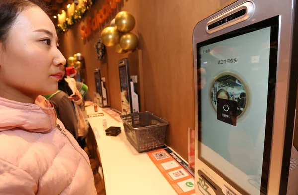 Customer Has Her Face Scanned Face Recognition System Physical Store — Stock Photo, Image