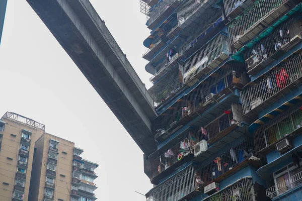 Bir Beton Sütun Tarafından Desteklenen Bir Metrelik Yaya Üstgeçidi Chongqing — Stok fotoğraf