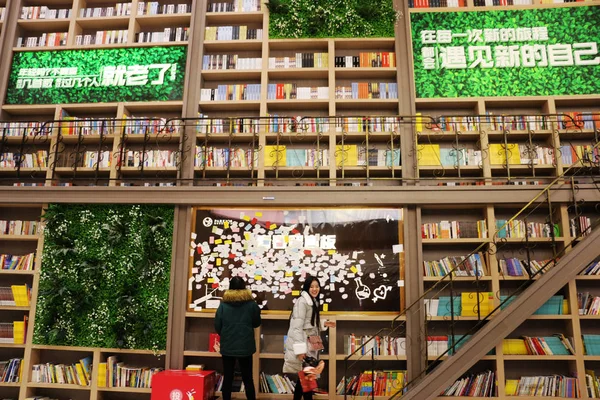 Los Libros Exhiben Los Estantes Para Formar Una Pared Libros —  Fotos de Stock