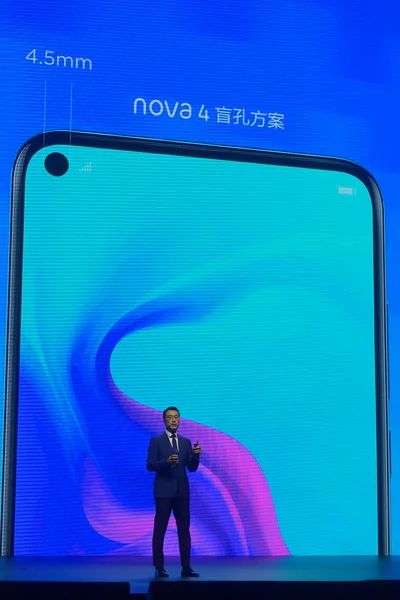 在中国中部湖南省长沙市举行的发布会上 华为科技智能手机部门负责人何刚介绍了带有打孔显示器和 0万像素摄像头的华为诺瓦4号 — 图库照片