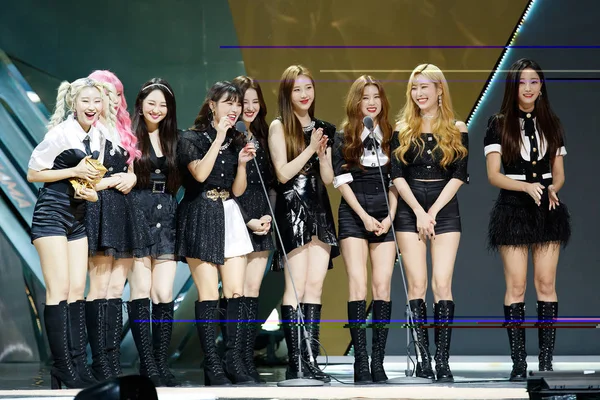 Miembros Del Grupo Chicas Surcoreanas Momoland Posan Con Trofeo Durante — Foto de Stock