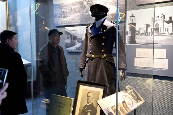 Persone Visitano Museo Commemorazione Del Centenario Della Prima Guerra Mondiale — Foto Stock