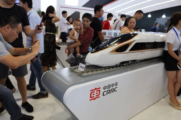 Pessoas Visitam Estande Crrc China Railway Rolling Stock Corp Durante — Fotografia de Stock