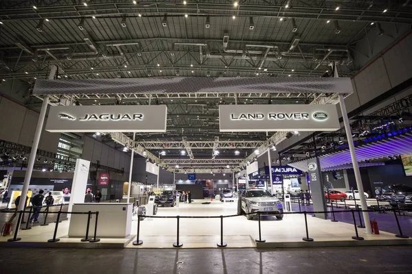 Pessoas Visitam Estande Jaguar Land Rover Durante Primeira Exposição Internacional — Fotografia de Stock